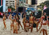 Jóvenes con trajes de aborígenes les rindieron tributo a los cetáceos en su llegada a las costas peninsulares