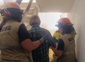 Las bomberas guayaquileñas brindaron asistencia psicológica a un adulto mayor que se negaba a abandonar el edificio donde vivía en Venezuela.