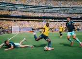 El jugador del Chelsea de Inglaterra Moisés Caicedo (c) fue una de las figuras de La Tri en la victoria 2-1 sobre Alemania.