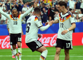 Deniz Undav de Alemania (C) celebra marcar el 6-1 con su compañero Florian Wirtz