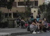 Personas esperan en la calle frente a un edificio residencial tras el sismo de magnitud 4,6 registrado este lunes en Caracas, Venezuela.