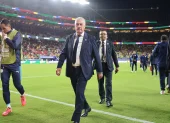 El seleccionador de Paraguay Gustavo Alfaro (c) sale del campo de juego este jueves, al finalizar un partido del grupo D del Mundial de la FIFA 2026 entre Paraguay y Australia en el estadio Levi's en Santa Clara, California.