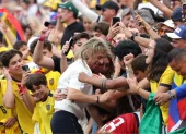 El entrenador de Ecuador, Sebastián Beccacece, celebra con su familia y los aficionados tras el triunfo 2-1 ante Alemania en el estadio MetLife de Nueva Jersey.