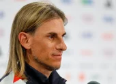 El seleccionador de Ecuador, Sebastián Beccacece, reacciona este viernes, durante una rueda de prensa en el estadio Arrowhead en Kansas (Estados Unidos).
