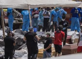 Equipos trabajan en la gestión de cuerpos tras el terremoto en Venezuela.