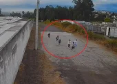 Una cámara grabó cómo escaparon tres menores del centro de protección.