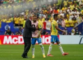 Carlo Ancelotti celebra la clasificación de Brasil con Neymar tras el triunfo agónico ante Japón en Houston.