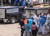 Familiares reclaman los cuerpos de víctimas de los terremotos este lunes en La Guaira, Venezuela.