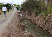 1. Efecto. Las aguas servidas provenientes de los pozos sépticos se infiltran en el suelo y causan mal olor.