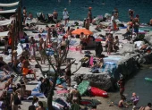 Ciudadanos de Polonia aglomeran las piscinas públicas para mitigar la sensación de calor.