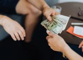 El préstamo del BIESS permite cubrir pensiones alimenticias mediante un crédito quirografario para afiliados y jubilados.