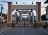 Referencial. El Puente Internacional de Macará completamente cerrado.