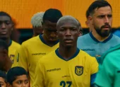 Jugadores de la Selección de Ecuador saliendo a la cancha.