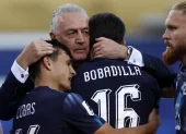 Mundial 2026: Gustavo Alfaro, DT de Paraguay, abraza a los suyos tras dejar en el camino a Alemania.