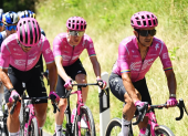 Richard Carapaz junto a sus compañeros del EF Education-EasyPost durante el Tour de Suiza.