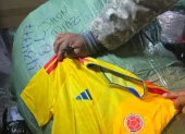 Pacas de camisetas decomisadas por la SENAE.