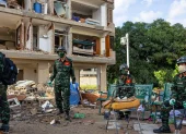 Rescatistas de Vietnam realizan labores de búsqueda de sobrevivientes a los terremotos, este martes en Catia La mar, La Guaira (Venezuela).