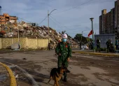 Rescatistas de Vietnam realizan labores de búsqueda de sobrevivientes a los terremotos, este 30 de junio de 2026 en Catia La mar, La Guaira (Venezuela)