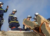 La Guaira, el epicentro de la devastación, rescatistas de todo el mundo trabajan contrareloj para buscar supervivientes de la tragedia.