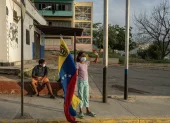 Una niña sostiene una bandera de Venezuela en una zona afectada por el doble terremoto de magnitud 7,2 y 7,5.
