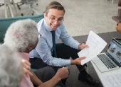 La confianza tiene una característica que la hace distinta a cualquier otro activo: no puede comprarse, exigirse ni firmarse en un contrato. Se construye decisión tras decisión y puede perderse en un instante.