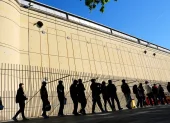 Inmigrantes haciendo fila en Barcelona para presentar su documentación ante el proceso de regularización puesto en marcha por el Gobierno español.