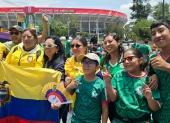 Hinchas de Ecuador y México comparten entusiasmo afuera del estadio capitalino antes del partido.