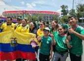 Aficionados de Ecuador y México posan previo a un partido de dieciseisavos de final del Mundial de la FIFA 2026 este martes, en Ciudad de México (México).
