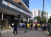 Policía evacúa el edificio Amazonas Parc tras irrupción de hombres armados en Quito.