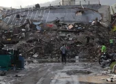Rescatistas trabajan entre los escombros de un edificio colapsado en La Guaira, tras el terremoto que también afectó a Caracas.