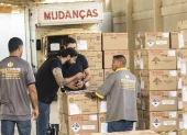 Cuatro trabajadores en Brasil despachan una cajas.