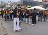 Decenas de aficionados se reunieron en la pileta del centro de Loja para alentar a la selección ecuatoriana durante el partido frente a México.