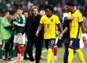 Mundial 2026: Sebastián Beccacece da indicaciones a Angelo Preciado, de Ecuador, ante México.