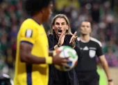 Sebastián Beccacece, DT de Ecuador en el Mundial 2026, da indicaciones en el partido contra México.