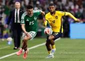Pedro Vite (d), mediocampista de Ecuador, en la marca a un jugador de México, en el Mundial 2026.
