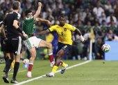 Raúl Jiménez (i) de México disputan el balón con Willian Pacho de Ecuador por los dieciseisavos de final de la FIFA 2026 en el estadio Azteca.