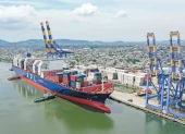 Potenciar a Guayaquil no como centro sino como eje de un amplio territorio con el fin de convertirla en una ciudad global, pasa por ampliar y mejorar sus dos núcleos de interacción: su puerto y su aeropuerto.