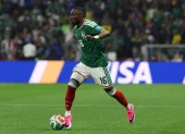 Julián Quiñones conduce el balón con la camiseta de México durante el Mundial 2026.