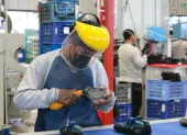 Un trabajador cumple con su jornada laboral en una fábrica.