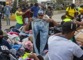 Personas buscan ropa en un campamento instalado frente a los edificios que se derrumbaron durante los terremotos en La Guaira, Venezuela, 30 de junio de 2026.
