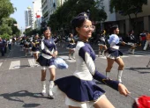 Las bastoneras dieron el toque de alegría en el desfile que recorrió el bulevar 9 de Octubre y la avenida Malecón, en el centro de Guayaquil.