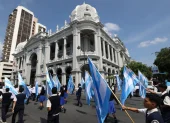 Las autoridades salieron al balcón del Municipio de Guayaquil para apreciar el desfile estudiantil a su paso por la avenida Malecón.