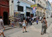 Fotografía del 6 de junio de 2026 de personas caminando frente al bar y restaurante 'La Bodeguita del Medio' en La Habana (Cuba).
