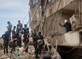 Rescatistas trabajan entre los escombros en Catia La Mar durante las labores de búsqueda tras los terremotos.
