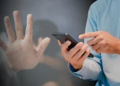 Referencial.Un usuario interactúa con su teléfono en medio de las críticas a TikTok por el uso indebido de la plataforma.
