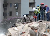 Rescatistas inspeccionan escombros en Caracas durante las operaciones de búsqueda tras los terremotos.
