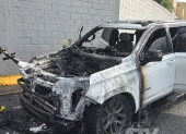El vehículo quedó destruido. Las llamas fueron controladas por los bomberos.