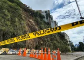 Construcción del muro de hormigón en la antigua vía a Nayón para estabilizar el talud afectado.