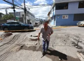 Situación. Calle García Moreno, de cuatro cuadras, conecta al parque central de Cumbayá, luce sin asfalto, maquinaria detenida y calles llenas de polvo.