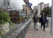 Tipos. En la calle Juan Rodríguez hay una gran presencia de cajas de cristal.